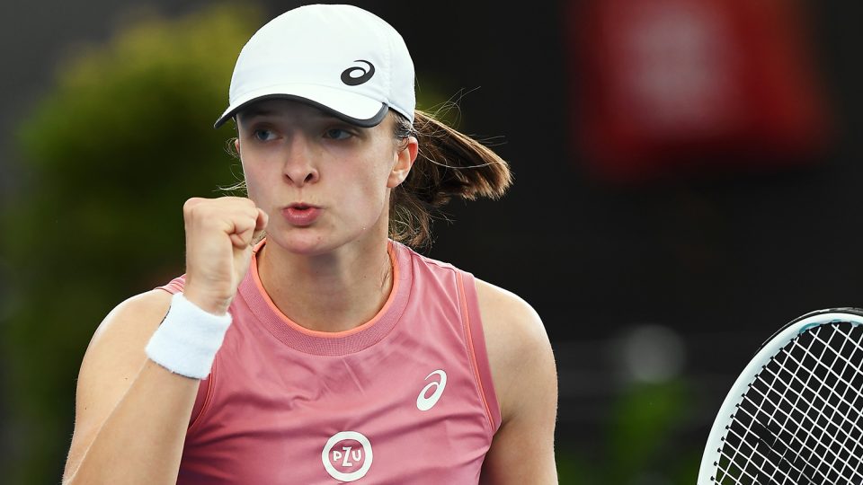 Iga Swiatek beats Leylah Fernandez at the Adelaide International